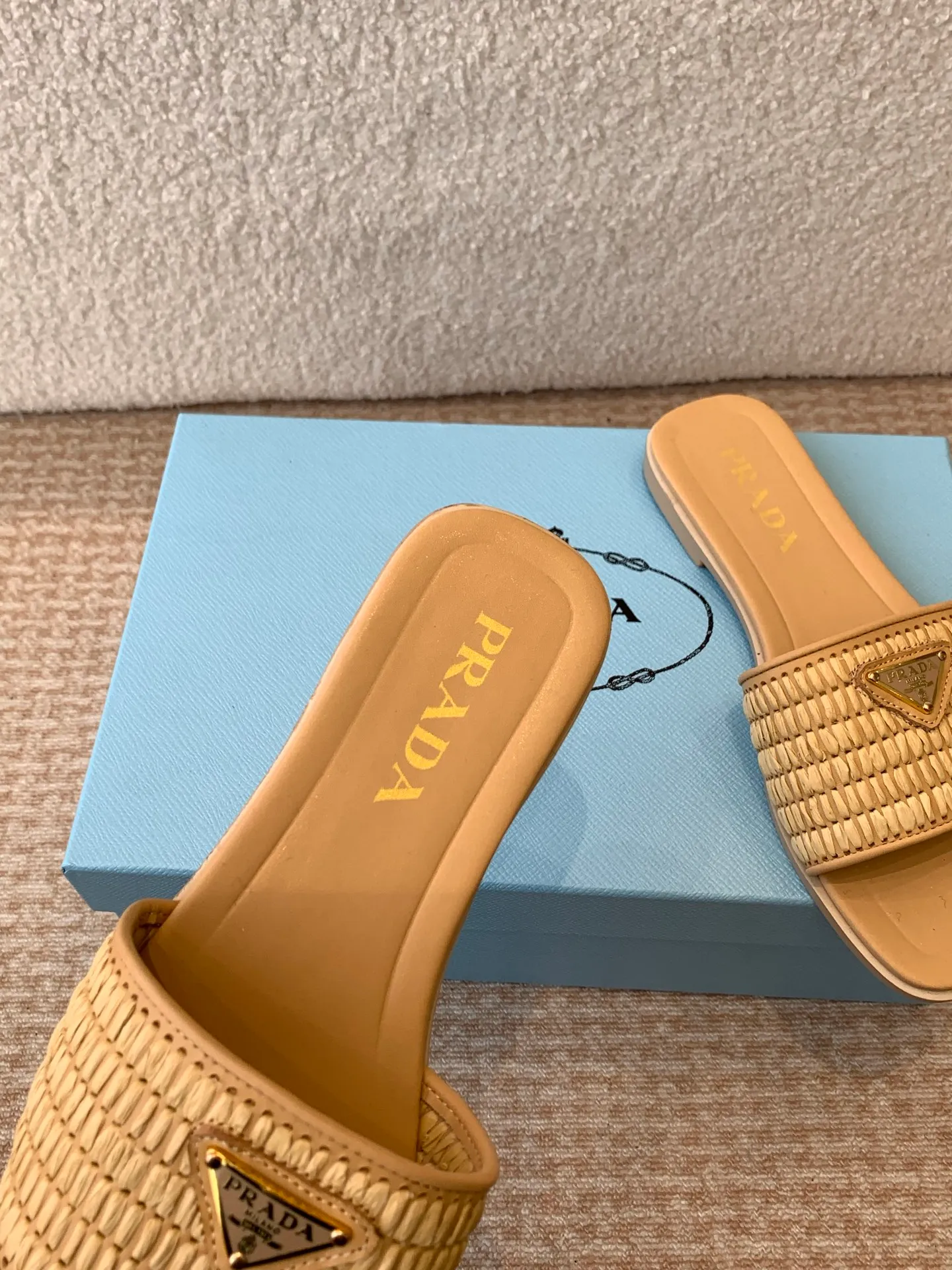👟👟Ex-factory price 420👟👟 Prada 25ss new spring and summer Prada woven slippers Modern lines and original architectural volumes define these complex charms. The iconic geometric shape of the Prada triangle inspires the heel design, highlighting the taper and soft curves with a unique modern touch.  Upper: original woven upper, lining cowhide, outsole: Italian genuine leather outsole Size: #35-42 (40, 41, 42 customized, non-refundable)